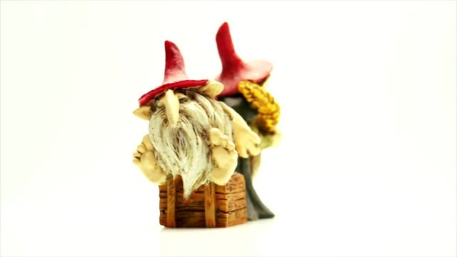 Gnomos de largas barbas y capuch&oacute;n rojo dando vueltas