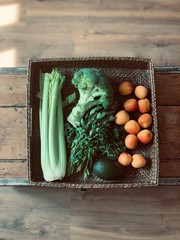 Warzywa i owoce w koszu