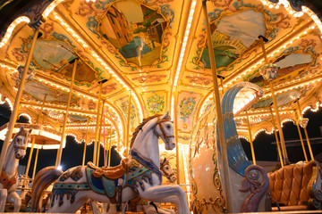 夜の遊園地　ライトアップされたメリーゴーラウンド