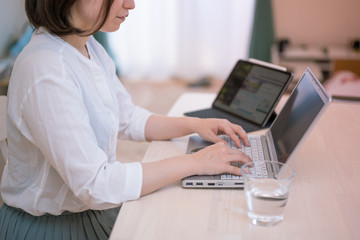 在宅で仕事をする若い女性, 快適な自宅