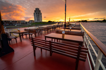 Naklejka premium View from the back deck during the sunset on a historic party ship