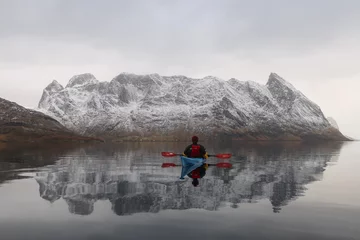 Crédence de cuisine en verre imprimé Reinefjorden Kayak sur Reinefjorden dans le cercle polaire arctique.