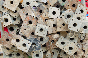 métaux de construction empilés, sur chantier