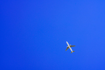 飛行機　青空　低空飛行　夏　夏休み　旅行　バカンス