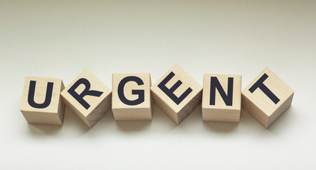 Obraz premium Word urgently on wooden cubes and white background