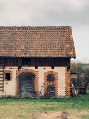 Stara stodoła na wsi