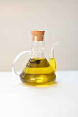 aceite de oliva y aceitunas en fondo blanco