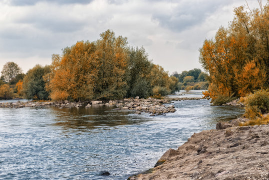 Rhein im Herbst nach der Stauschleu&szlig;e. R
