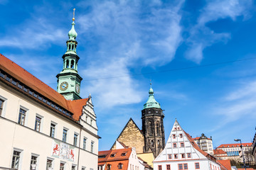 Das Rathaus auf dem Marktplatz der Altstadt von Pirna und im Hintergrund die Stadtkirche St. Marien