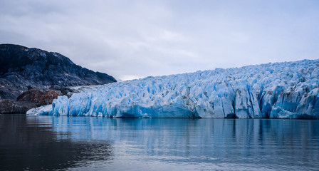Obraz premium Melting Clear and Blue Ice on the Glacier Gray, Chile