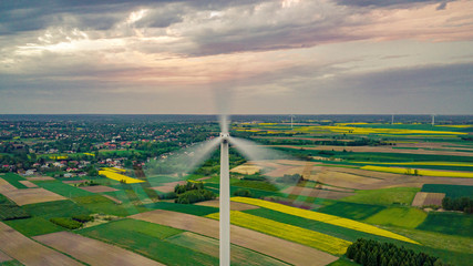 wiatrak, turbina wiatrowa, rzepak, polska, panning, dron, krajobraz, łańcut, elektrownia, niebo, chmury, ruch,  © Wojciech