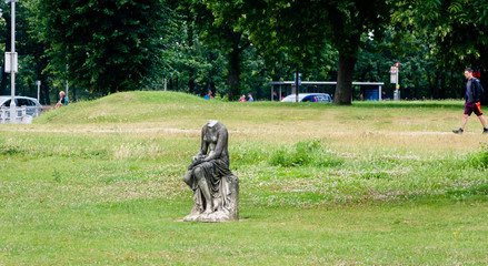 Obraz na płótnie Canvas Headless statue in Crystal Palace Park, South London 