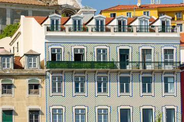 Obraz premium old colored houses in the old town of Lisbon
