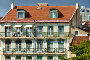 Fototapeta na wymiar old colored houses in the old town of Lisbon