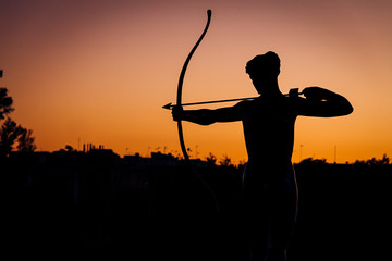 Estatua de amor de Cupido al atardecer. Día de San Valentín, los enamorados.