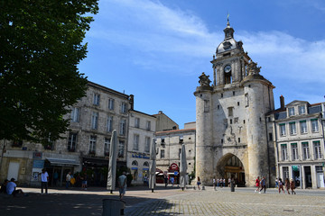 Obraz premium Tour de l'horloge à La Rochelle face au vieux port, ancienne porte de la ville.