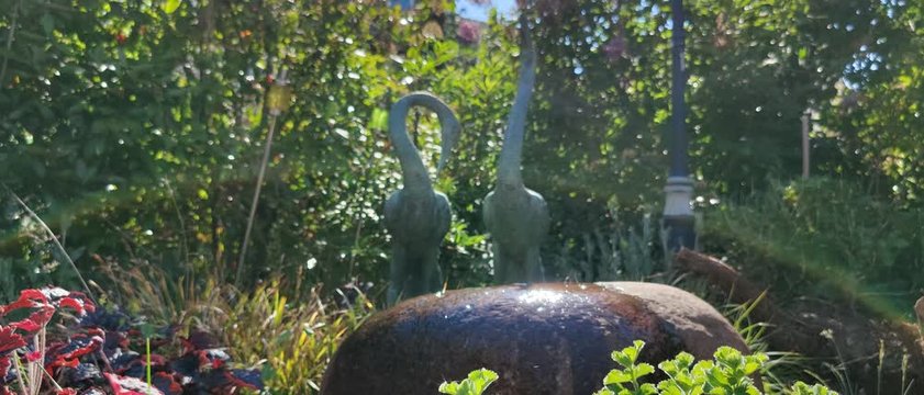 Brunnen pl&auml;tschert im Garten
