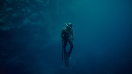 freediver ascending while spearfishing