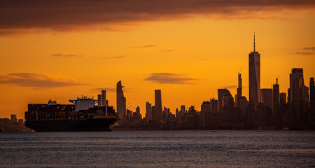 Naklejka premium sunset in the city