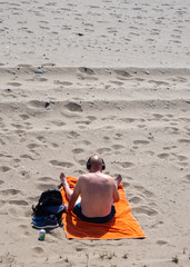 Primeros bañistas después del confinamiento disfrutando del sol y la playa