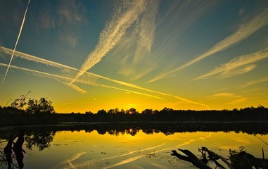 Zachód słońca czerwone i żółte niebo lusterko w wodzie