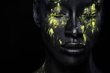 Papier Peint photo Femme Femme avec de la peinture corporelle noire. Joyeuse jeune fille africaine avec bodypaint art. Un modèle incroyable avec du maquillage jaune. Visage agrandi.