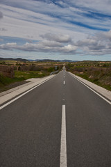 carretera recta hacia las montañas