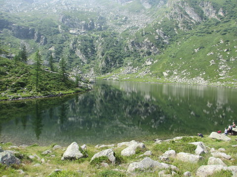 Lago con riflesso  delle montagne nell'acqua