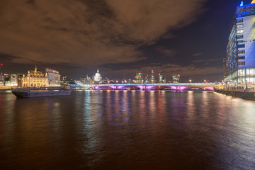 Fototapeta na wymiar Thames river at night time
