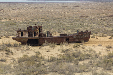 Fototapeta premium Rusty ship at the ship graveyard in former Aral sea port town Moynaq (Mo‘ynoq or Muynak), Uzbekistan