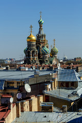 Obraz premium Church of the Savior on Spilled Blood against the backdrop of satellite antennas on rooftops
