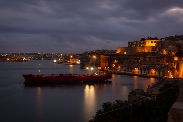 Obraz premium night view of the old town malta