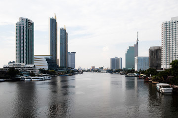 Obraz premium Cityscape of developing country in southeast asia, cityscape has some building and river with sky background