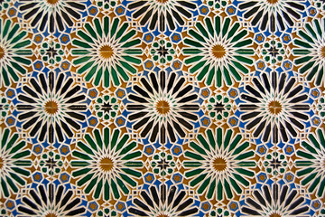 Mosaico de azulejos con motivos geométricos