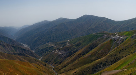 Fototapeta na wymiar Kyrgyzstan. The famous Kaldamo pass (height 2985m) on the Jalal-Abad - Naryn highway.