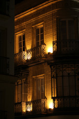 Balcones antiguos iluminados