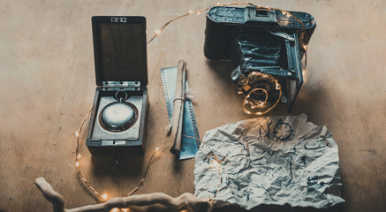 Sfondo con macchina fotografica vintage, pergamena, mappa del tesoro e bussola per i pirati.