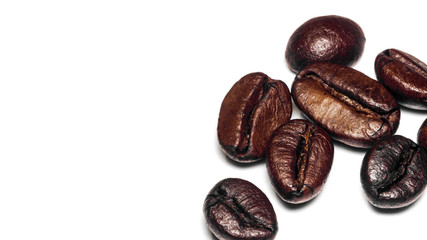 Obraz premium coffee beans photo . roasted coffee beans on a white background