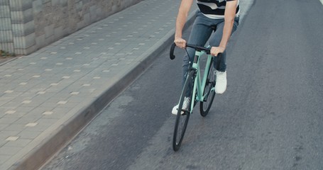 Naklejka premium Young hipster man riding bike