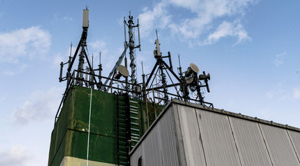 Antenas Diversas de Celular, Dados e Rádio em alto de prédio em Suzano - São Paulo, Brasil
