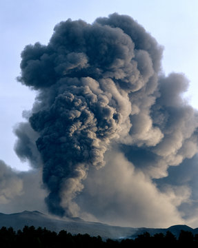 volcanic eruption, Mt. Etna, Sicily, Nov. 2002
