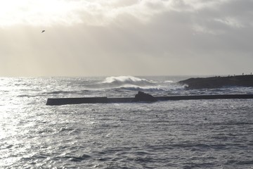 vent avec grosses vagues dans l'océan Atlantique
