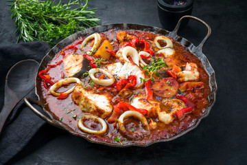 Traditioneller brasilianischer Fisch Eintopf Moqueca Capixaba mit Fisch Filet und Tintenfisch Ringe...