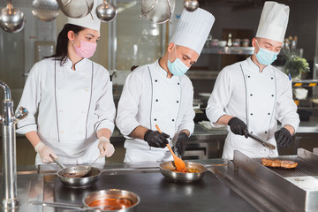 team of cooks cooks in a restaurant.