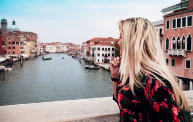 Fototapeta na wymiar woman looks at the venetian canal