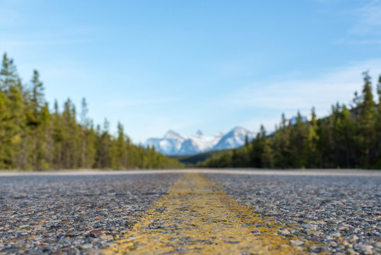 Kanada, Alberta, Jasper-Nationalpark, Stra&szlig;e durch die Wildnis