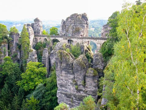 Deutschland, Sachsen, S&auml;chsische Schweiz, Felsen mit Steinbr&uuml;cke (Bastei)