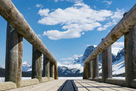 Kanada, Alberta, Banff National Park, Auf dem Holzsteg in Richtung Berge