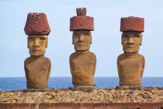 Chile, Osterinseln, Moais in der Anlage Tahai, Strand, Anakena