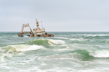Namibia, Erongo, Schiffswrack in der Brandung, Schiffswrack "Zeila" vor Henties Bay von Swakopmund kommend. Der Kutter "Zeila" ist am frühen Morgen des 25. August 2008 ca. 14 km südlich von Henties Bay gestrandet.6, Namibia
